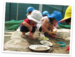 一時預かりで砂遊びをする子供たち